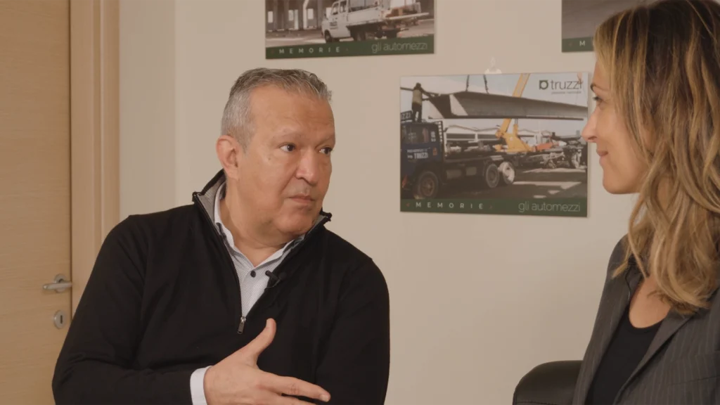 Intervistato che parla con l'intervistatrice di una video intervista